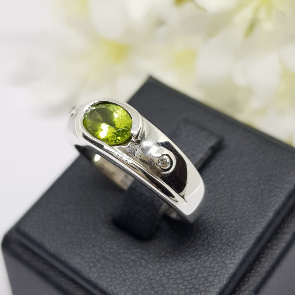 RV262 : แหวนเงินแท้ 925 ฝัง Peridot