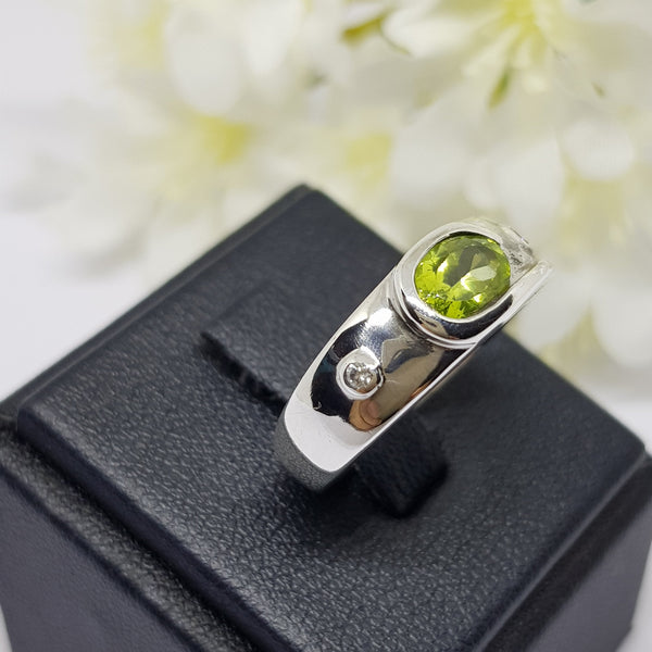 RV262 : แหวนเงินแท้ 925 ฝัง Peridot