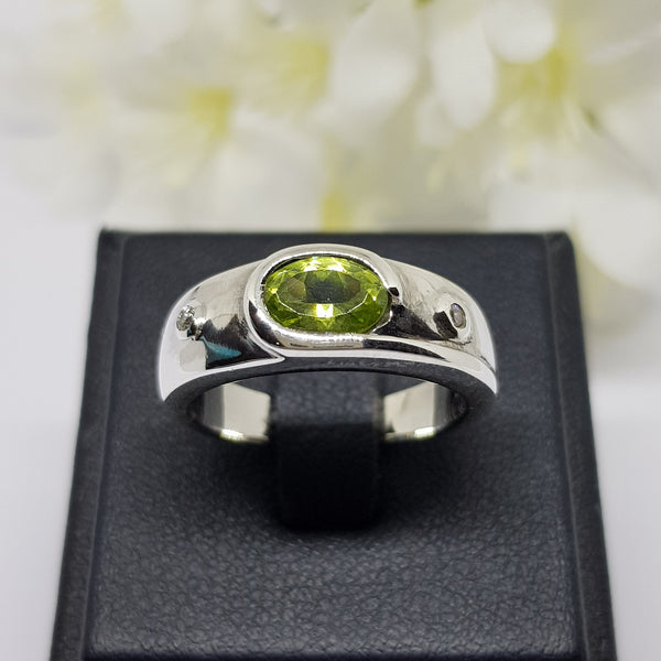 RV262 : แหวนเงินแท้ 925 ฝัง Peridot