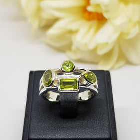 CM22 : แหวนเงินแท้ 925 ฝัง Peridot