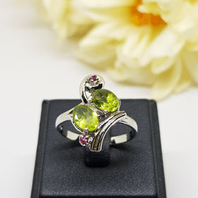 CM28 : แหวนเงินแท้ 925 ฝัง Peridot