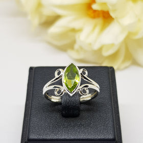 CM25 : แหวนเงินแท้ 925 ฝัง Peridot