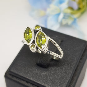 CM73 : แหวนเงินแท้ 925 ฝัง Peridot